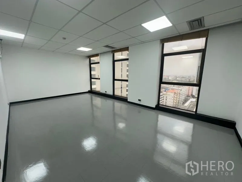 办公空间 出租 - 大型开放式办公区，四扇高窗，享全景城市视野。