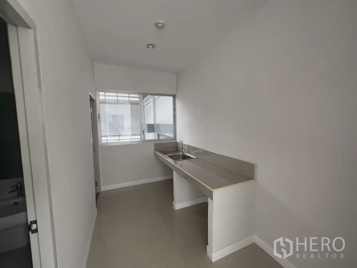 Factory for rent in Bang Phli, Samut Prakan - Pantry area with long countertop and stainless sink.