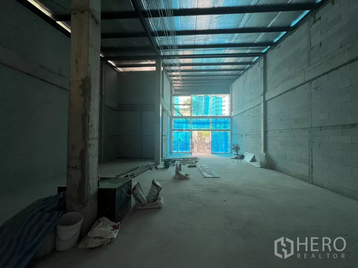 Retail Space for rent in Khlong Toei, Bangkok - Long rectangular retail shell with high ceiling and natural light from front glazing.