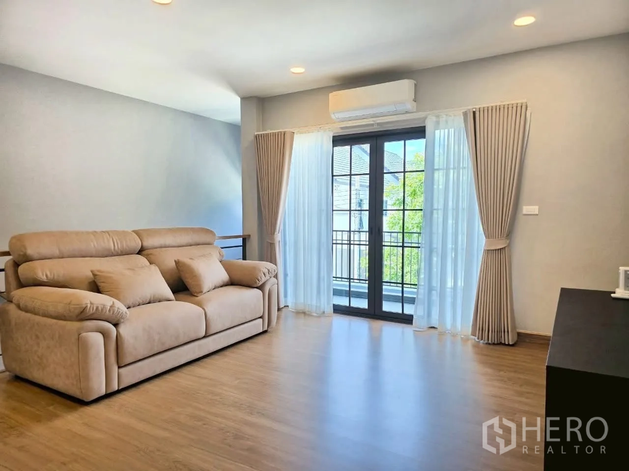Detached House for rent in Bang Phli, Samut Prakan - Upstairs family room with sofa and balcony doors