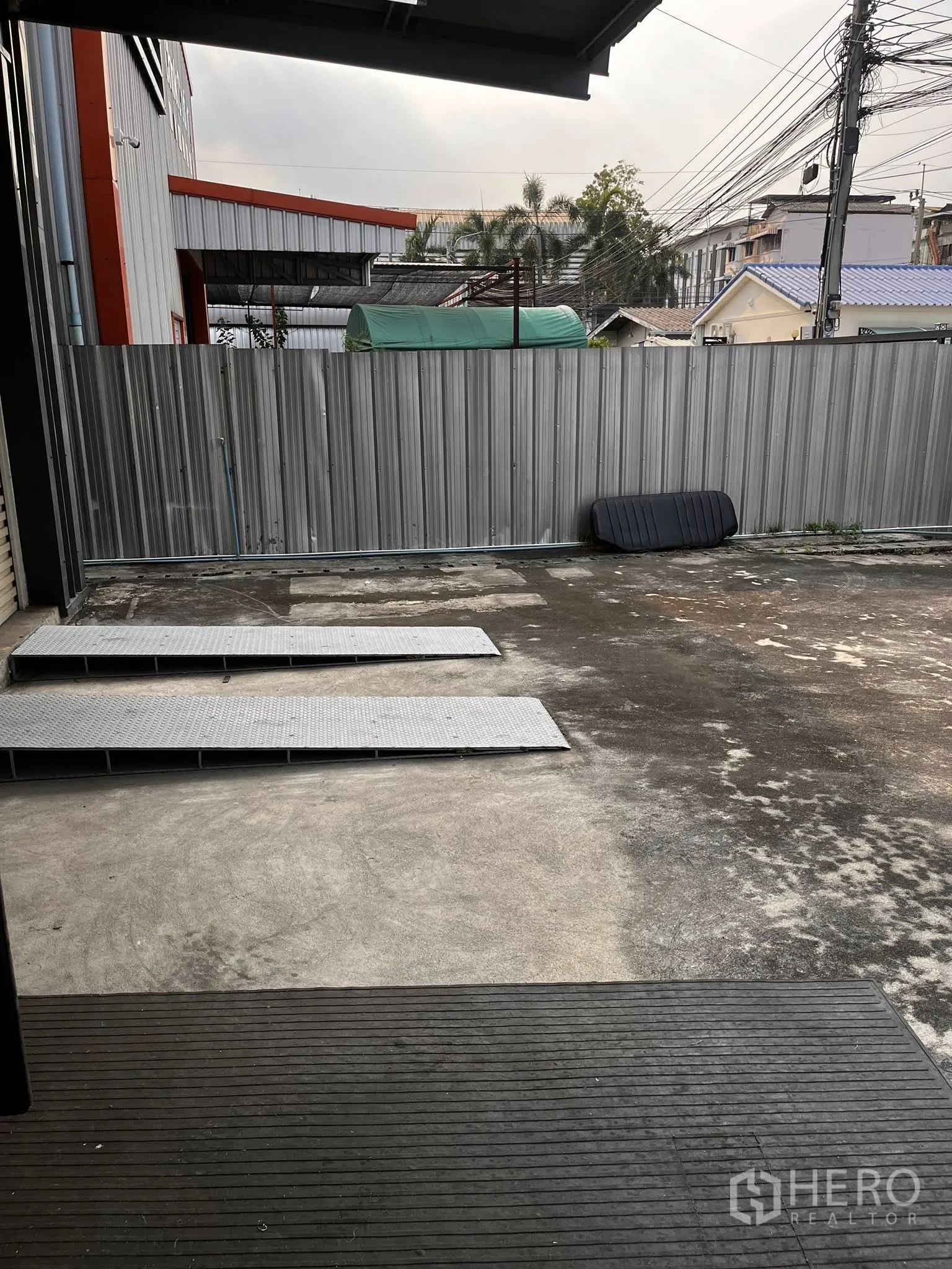 Warehouse for rent in Lat Phrao, Bangkok - Concrete yard in front of the warehouse with portable loading ramps.