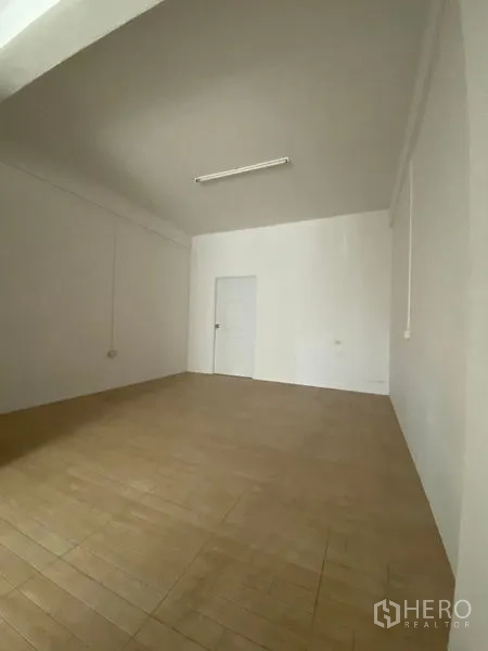 店屋 出租或出售在Suan Luang, Bangkok - 楼上空房，浅色木地板与白色墙面简洁干净。