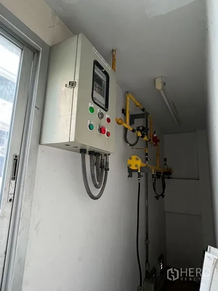 Shophouse for rent in Bang Rak, Bangkok - Utility room with control panel and industrial piping