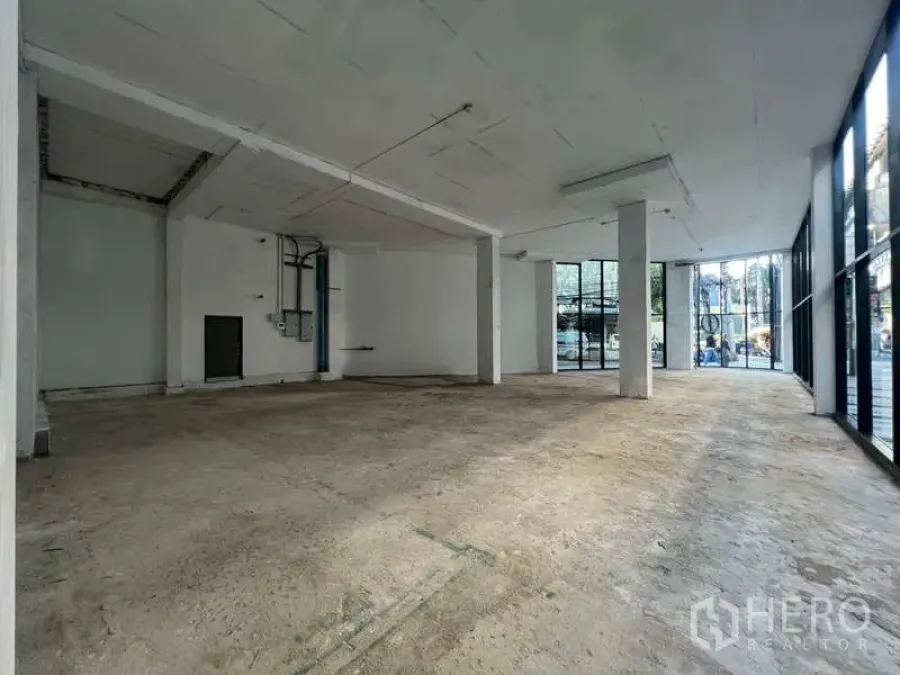 Retail Space for rent in Khlong Toei, Bangkok - Bright open retail floor with expansive glazing and dual entrance points.