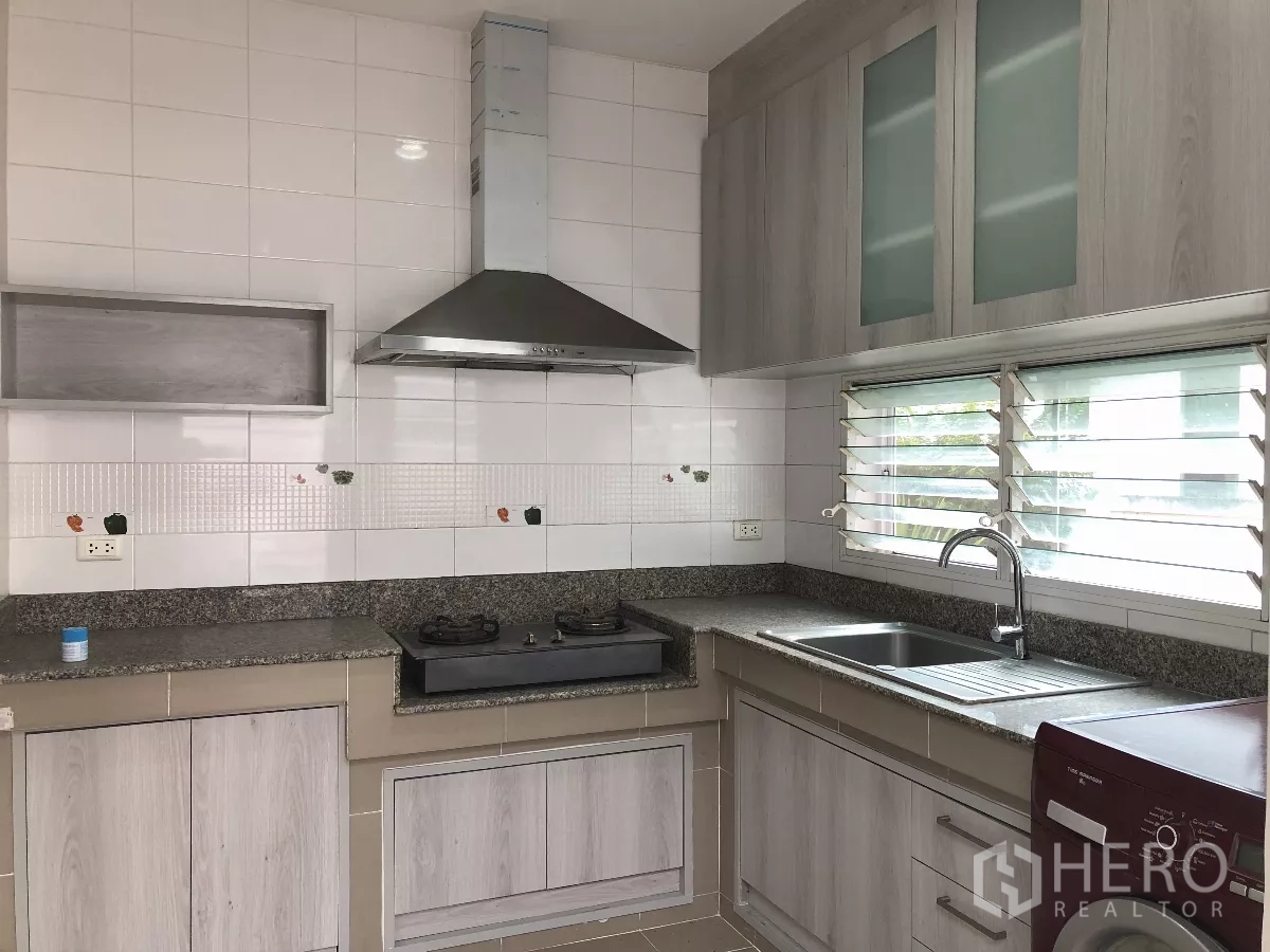 Detached House for rent in Bang Kapi, Bangkok - Western kitchen with granite counters, gas hob and stainless steel range hood.
