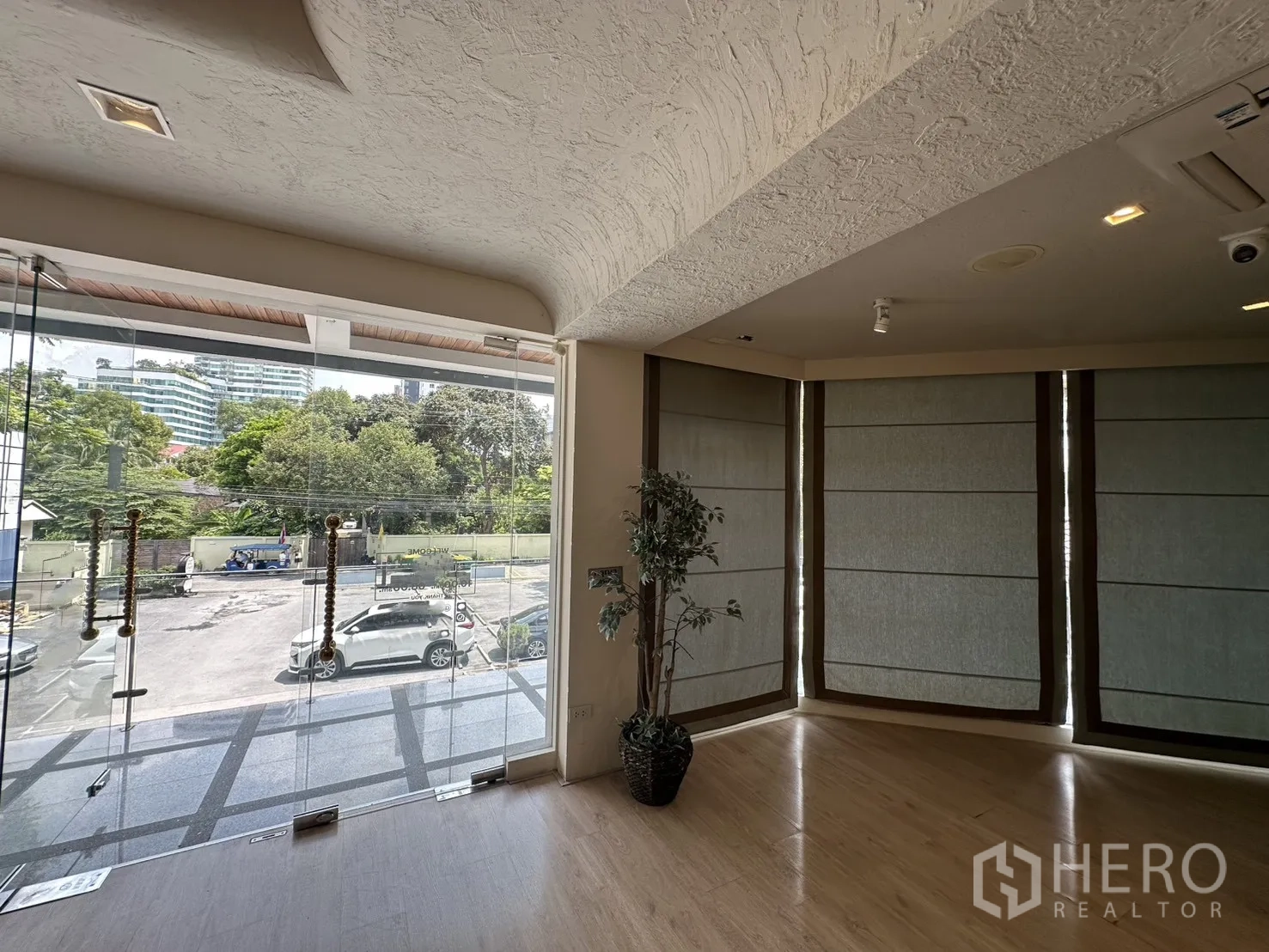 Property Image #1 for property HRE01478