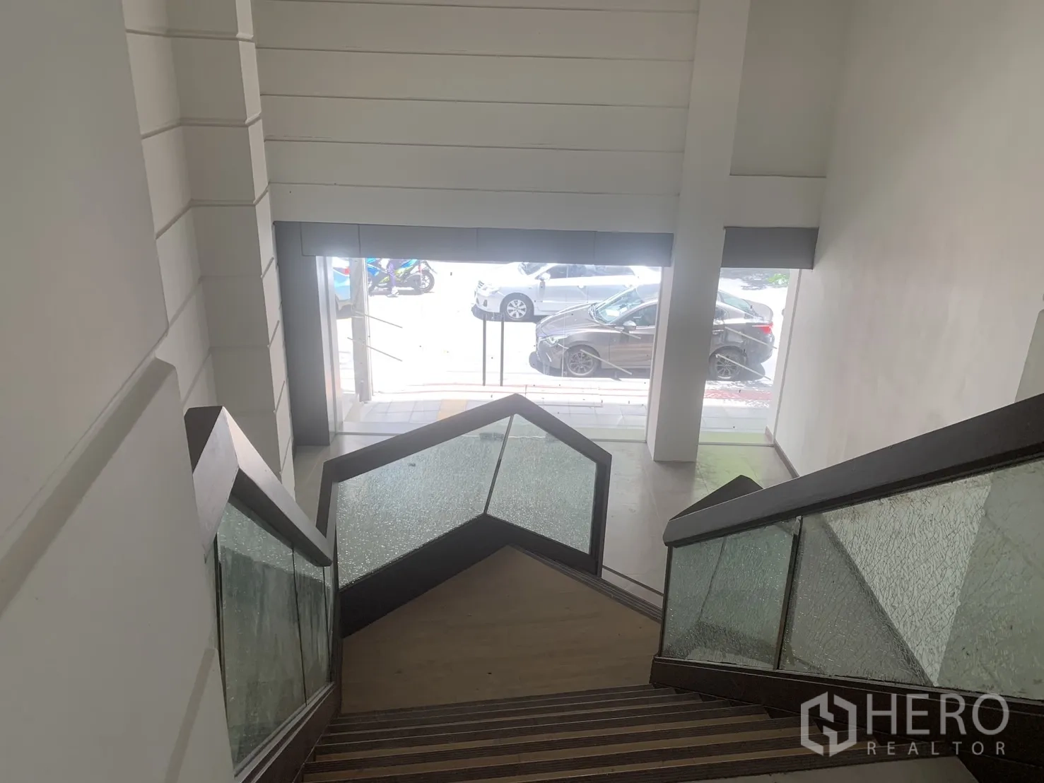 พื้นที่ขายของ for rent in Bang Rak, Bangkok - มองจากบันไดไปยังหน้าร้านกระจกติดถนนและทางเท้าด้านหน้า