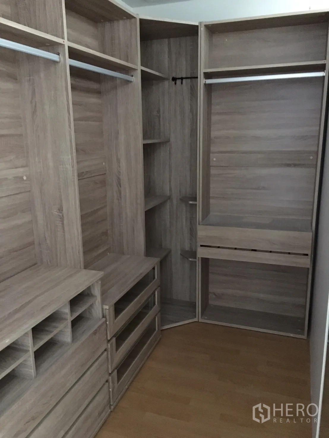 Condominium for rent or sale in Khlong Toei, Bangkok - Walk-in closet with wood shelving, drawers and hanging rails.