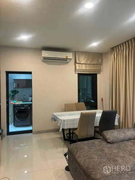 Detached House for rent in Mueang Nonthaburi, Nonthaburi - Dining corner with air conditioner and access to the adjoining laundry area.
