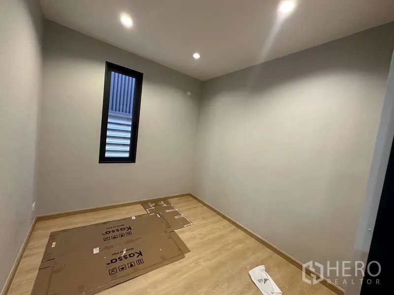 Factory for rent in Lam Luk Ka, Pathum Thani - Compact storage or server room with narrow window and downlights.