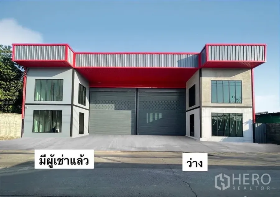 货栈 出租在Bang Kapi, Bangkok - 街景视角的仓库立面，双大卷帘门与装卸前坪