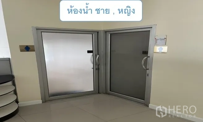 Warehouse for rent in Mueang Pathum Thani, Pathum Thani - Male and female restroom doors with frosted glass in the office area.