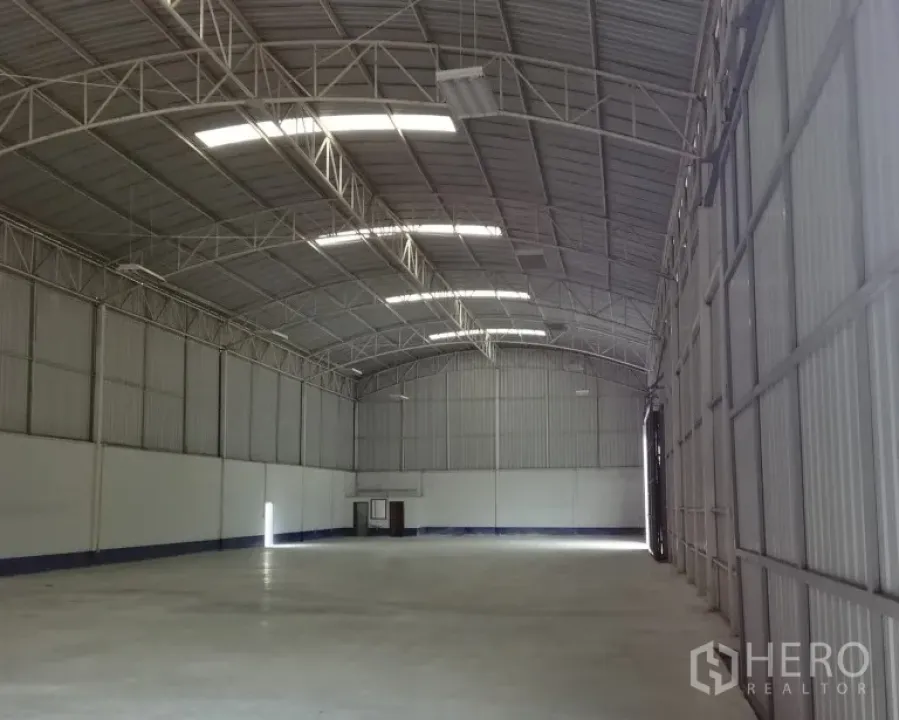 คลังสินค้า ให้เช่าในLat Krabang, Bangkok - ฮอลล์โกดังโล่ง โปร่ง หลังคาเมทัลชีททรงโค้ง พร้อมประตูบานสไลด์ขนาดใหญ่ ลาดกระบัง กรุงเทพ