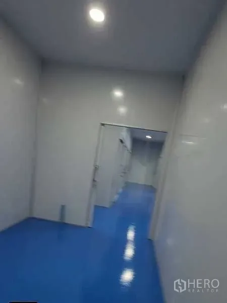 Factory for rent in Lam Luk Ka, Pathum Thani - Bright hallway with LED downlights and doorways to partitioned production rooms.