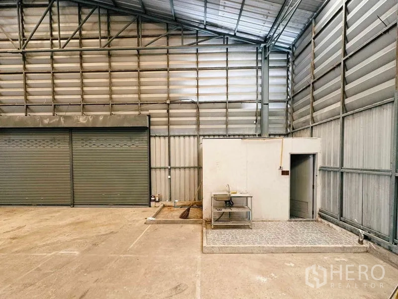 货栈 出租在Din Daeng, Bangkok - 仓库一角，靠卷闸门旁设有小型工具间。