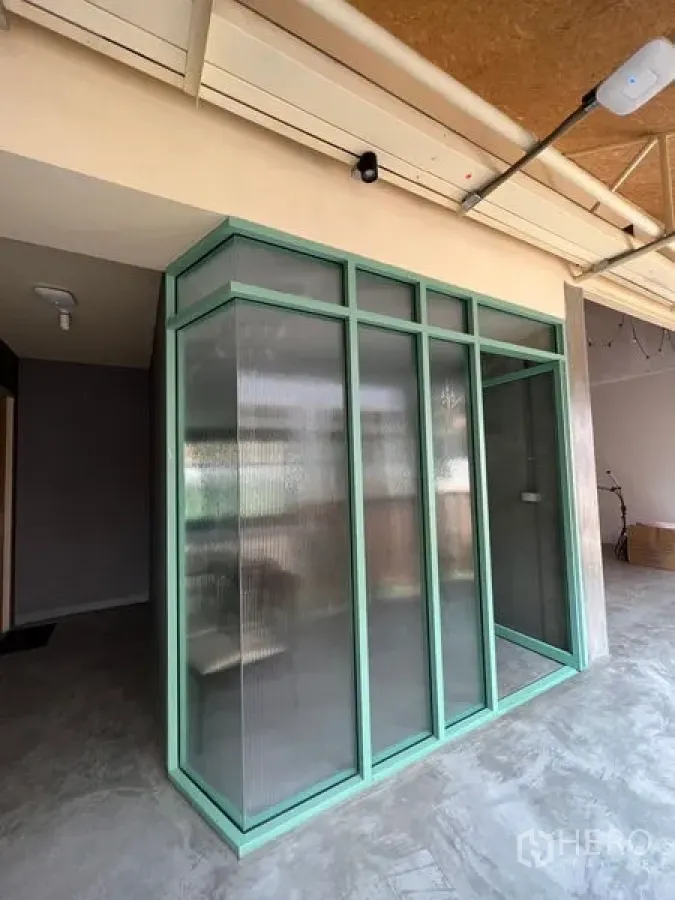 零售空间 出租在Watthana, Bangkok - 工业风商铺，薄荷绿框条纹玻璃隔断与水泥地面