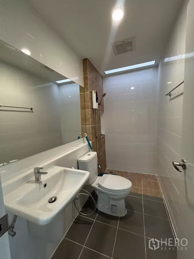 Townhouse for rent in Bang Phli, Samut Prakan - Modern bathroom with shower zone, water heater, sink and toilet.