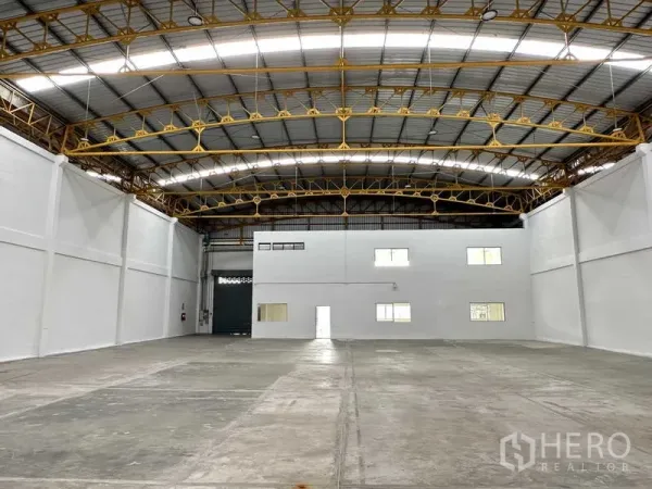 Factory for rent in Bang Phli, Samut Prakan - Spacious factory floor with 8‑meter clear height, steel trusses and internal office block.