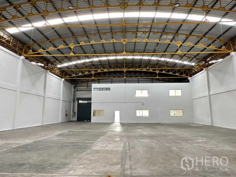 Factory for rent in Bang Phli, Samut Prakan - Spacious factory floor with 8‑meter clear height, steel trusses and internal office block.