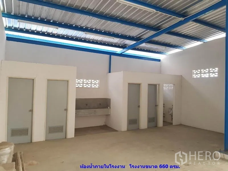 Factory for rent in Samut Sakhon - Factory restroom block with multiple toilet cubicles and stainless wash sinks.