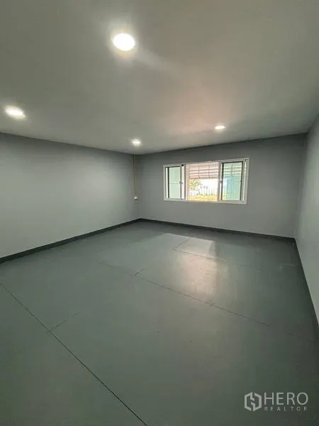 Warehouse for rent in Mueang Pathum Thani, Pathum Thani - Street-side view of the warehouse frontage with multiple bays and parking under the canopy.