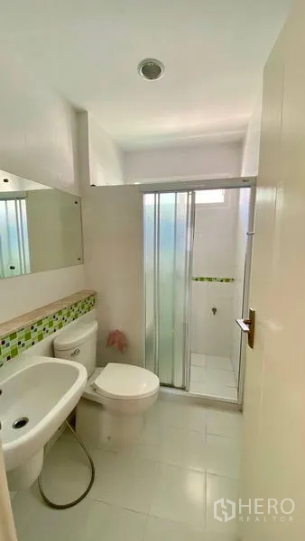 Detached House for rent in Bang Kapi, Bangkok - Compact bathroom with shower cubicle, mirror and mosaic accent tiles.