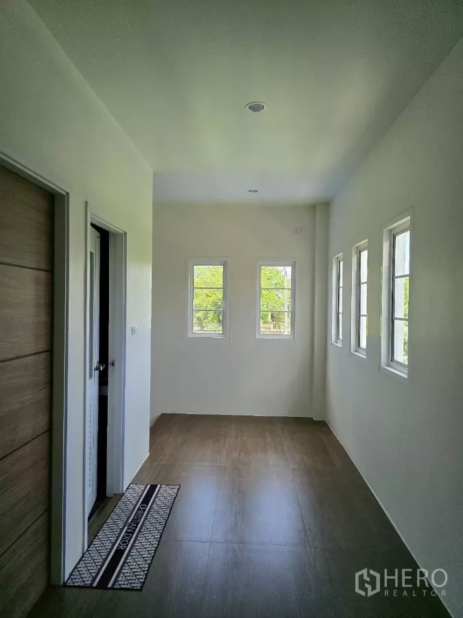 Warehouse for rent or sale in Khlong Toei, Bangkok - Bright upstairs landing with several windows overlooking greenery.