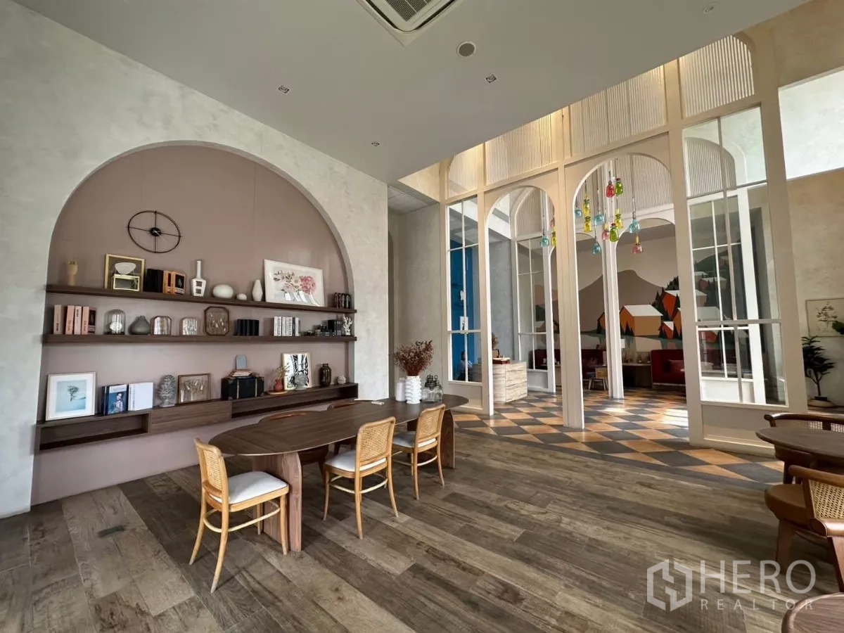 Townhouse for rent in Prawet, Bangkok - Clubhouse lounge with high ceiling, arched shelving and decorative lighting.