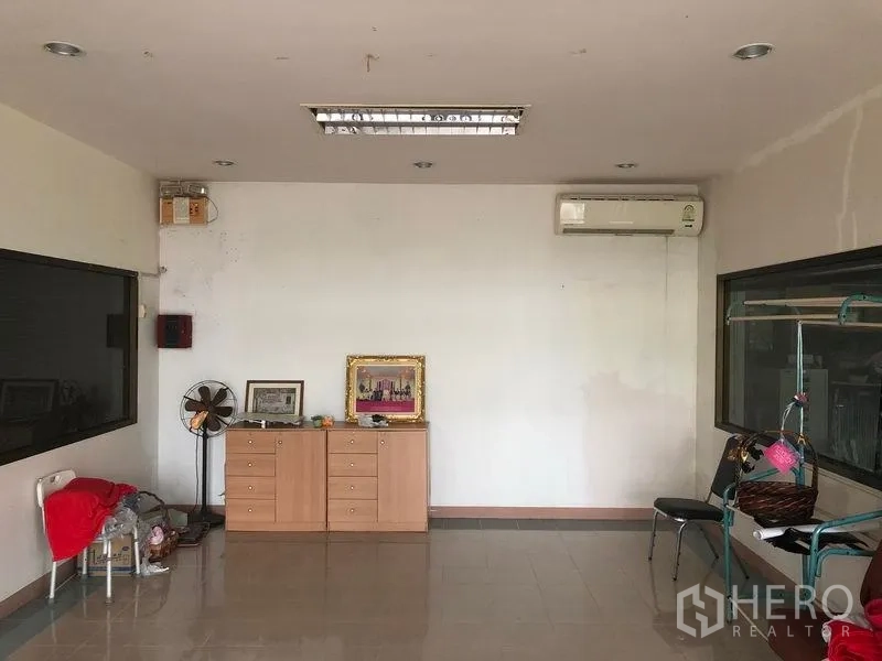 Factory for sale in Lam Luk Ka, Pathum Thani - Air-conditioned office room with tiled flooring and wall-mounted unit.