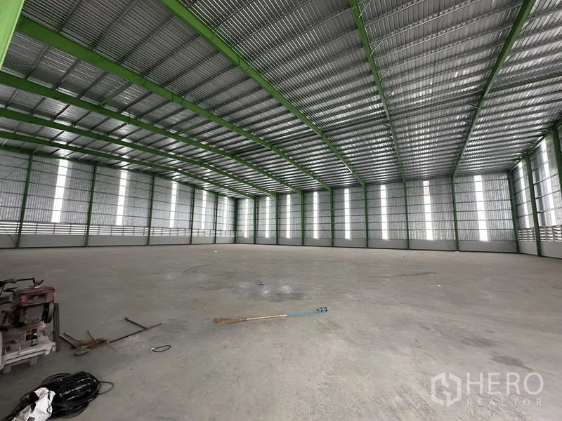 Warehouse for rent in Wang Noi, Phra Nakhon Si Ayutthaya - Angled view of a bright warehouse interior showing a wide column-free space.