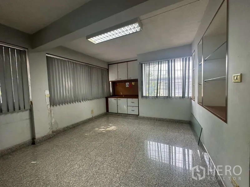 店屋 出租在Khlong Toei, Bangkok - 办公室带竖百叶窗和壁柜