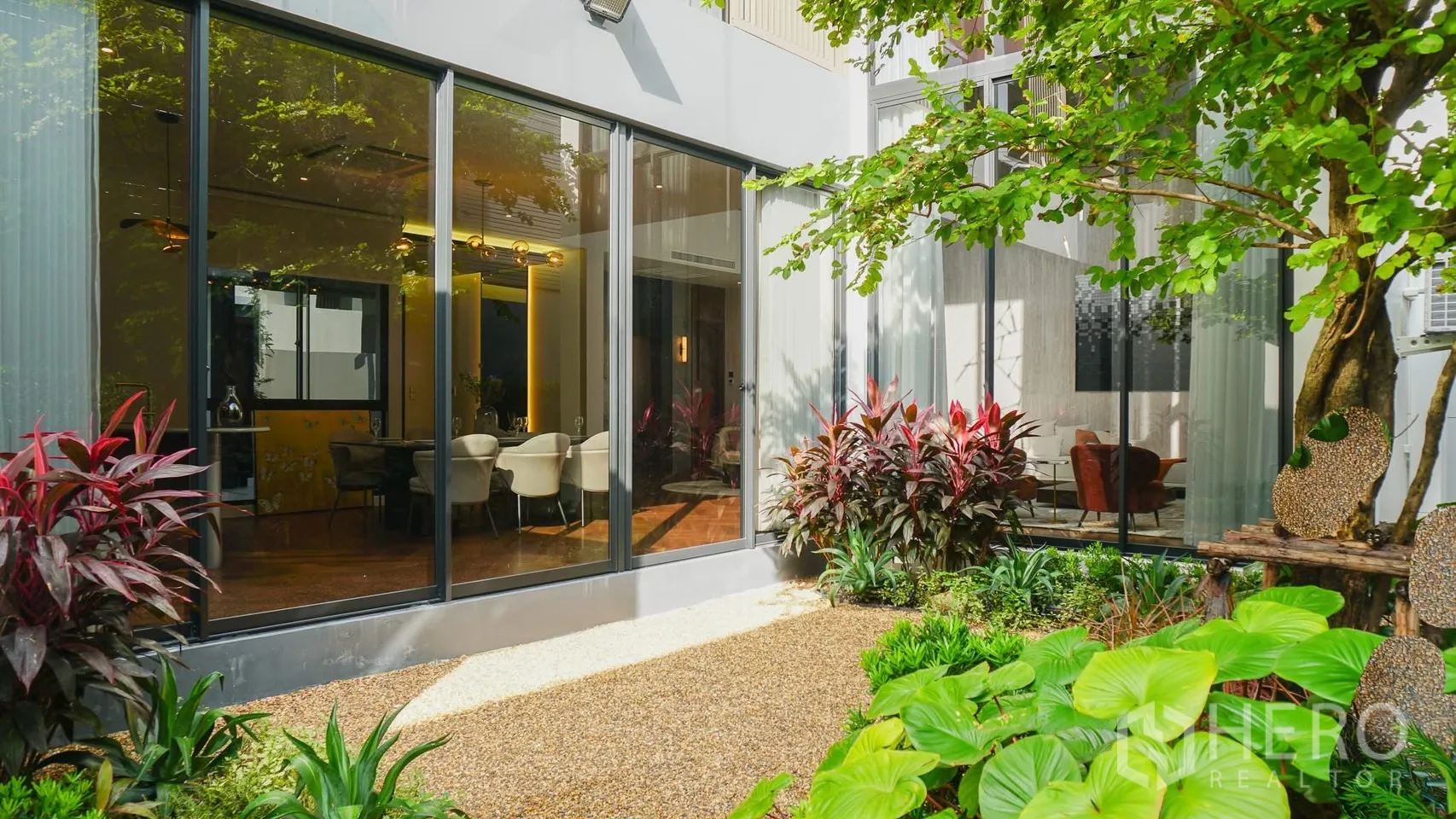 Detached House for rent or sale in Bang Kapi, Bangkok - Community clubhouse with reflecting pool and playful metal animal sculptures.