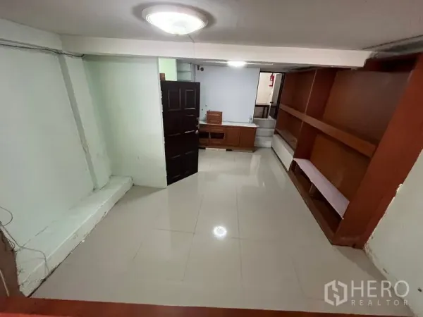 店屋 for rent in Khlong Toei, Bangkok - 房间铺亮面地砖，木质层架与深色木门。