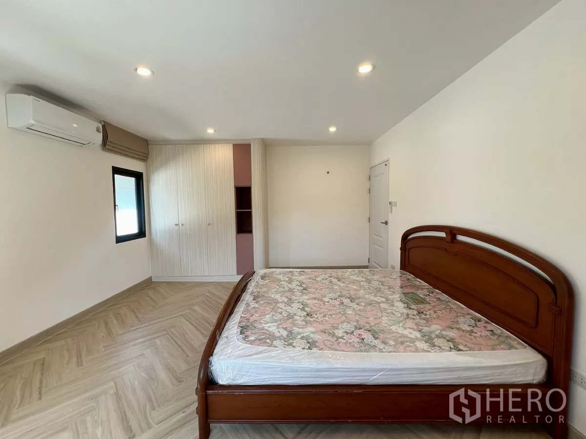 Detached House for rent in Suan Luang, Bangkok - Second bedroom from another angle with built-in wardrobe and soft lighting.
