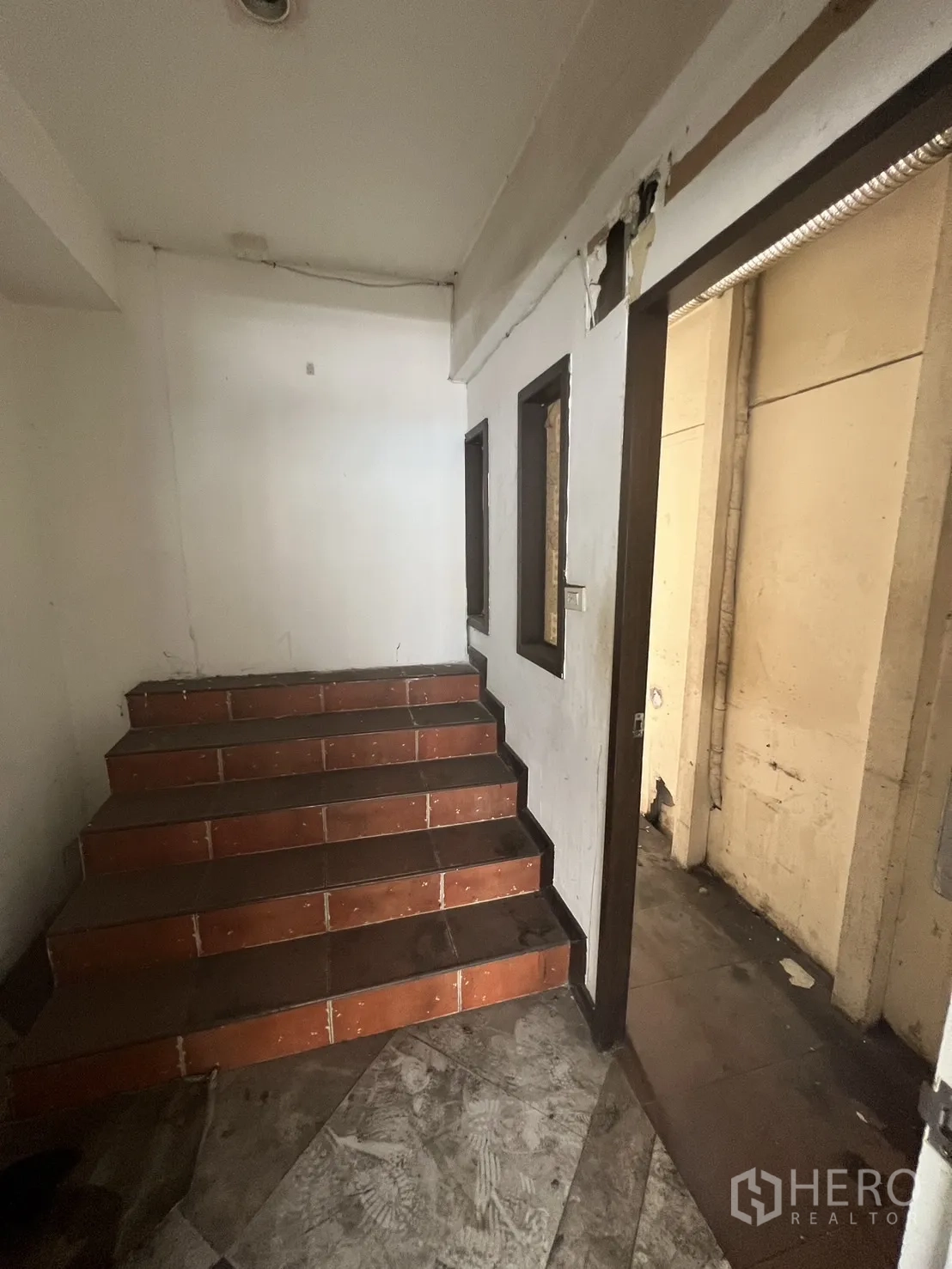 Retail Space for rent in Khlong Toei, Bangkok - Stair landing with terracotta tiles leading toward upper retail levels.