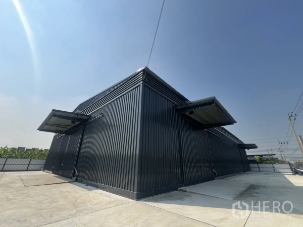 Warehouse for rent in Lat Krabang, Bangkok - Wide-angle shot of a new warehouse showing multiple covered loading bays and spacious apron.