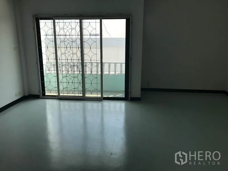办公空间 出租在Khlong Toei, Bangkok - 带阳台出入口的房间，推拉门与装饰性金属护栏。
