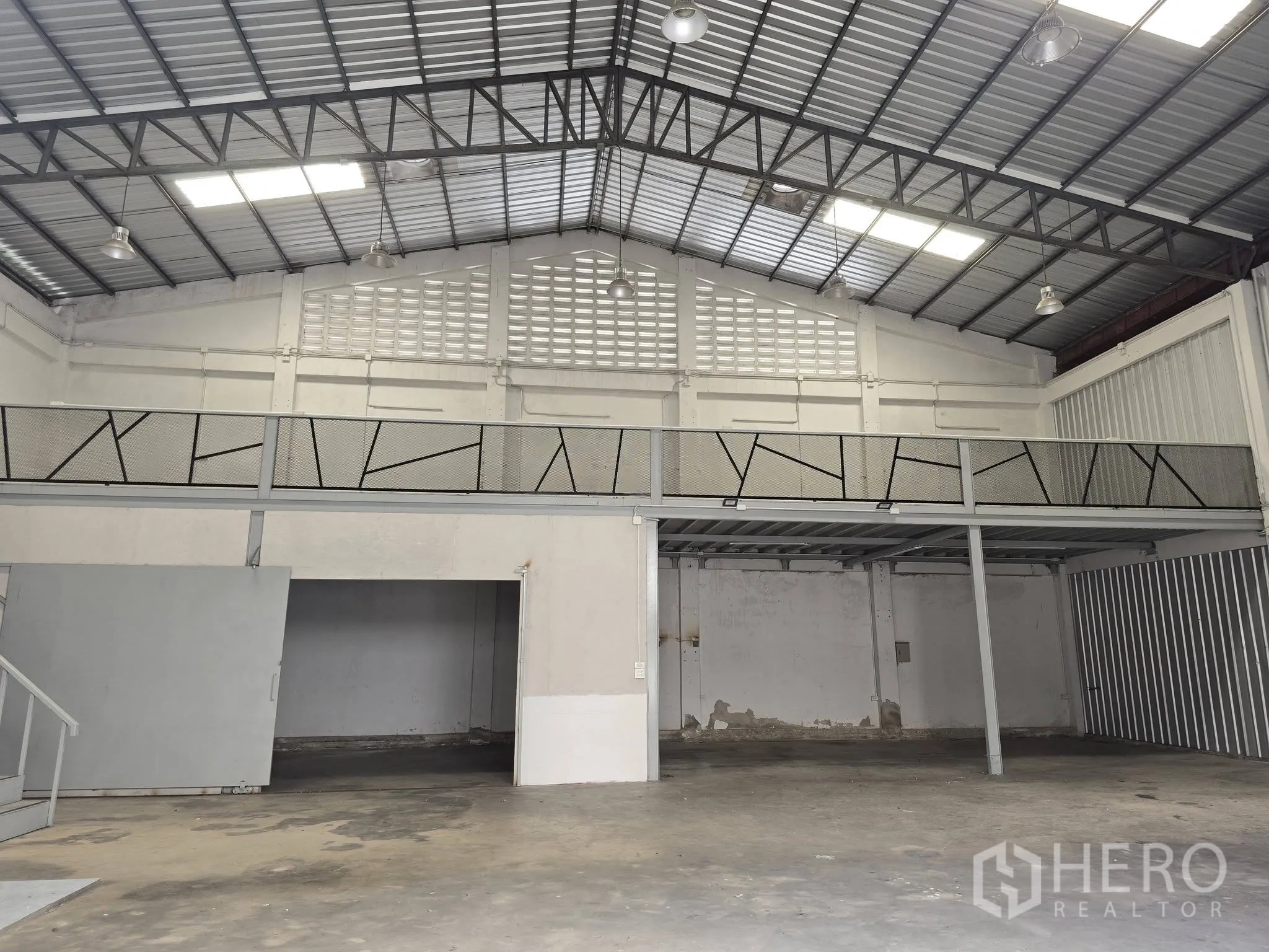仓库 for rent in Bang Na, Bangkok - 仓库大视角展示钢结构屋顶、天窗、夹层步道与开阔作业区。