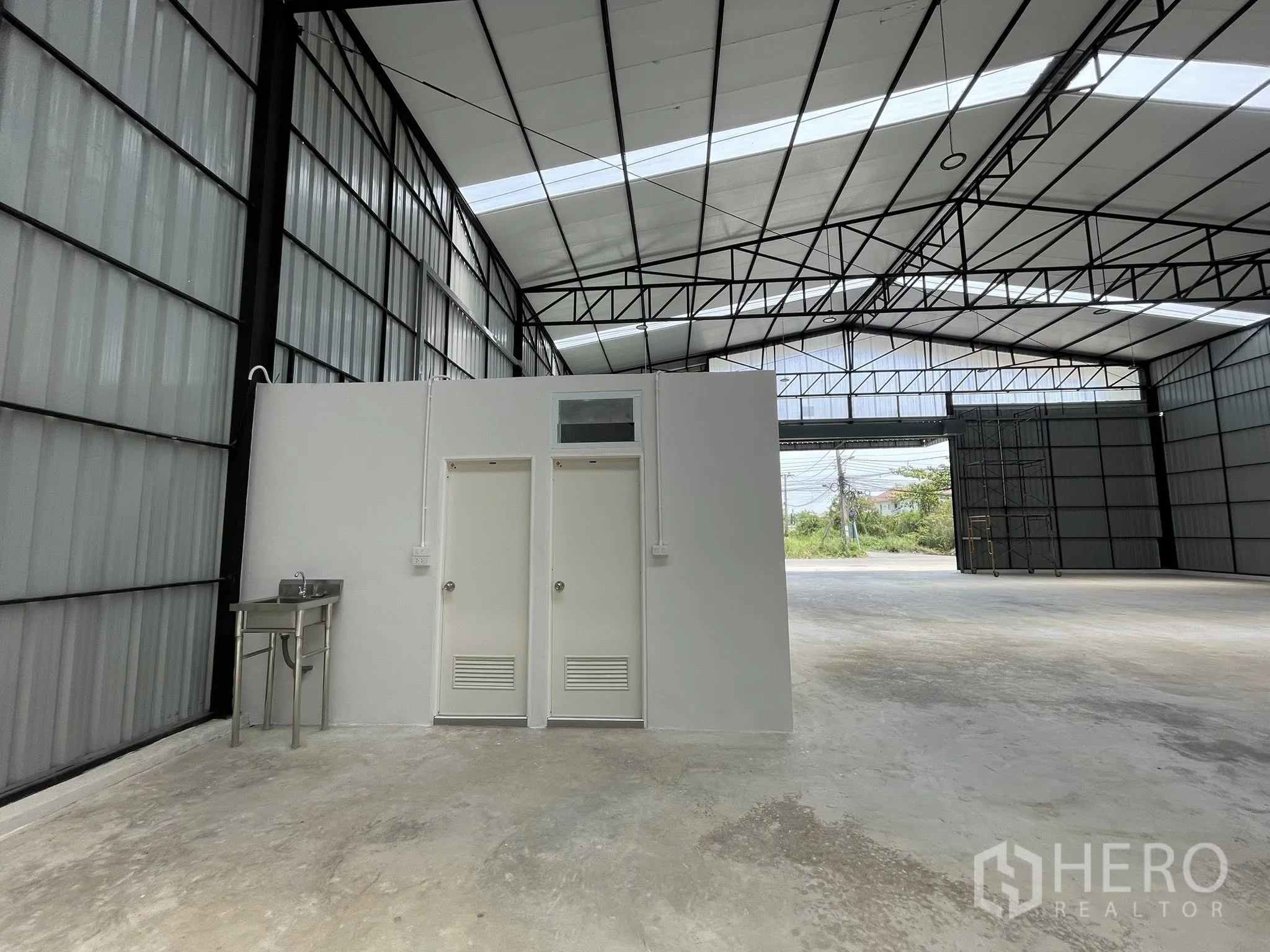 仓库 for rent in Pak Kret, Nonthaburi - 室内角落，带不锈钢水槽与卫生间模块。