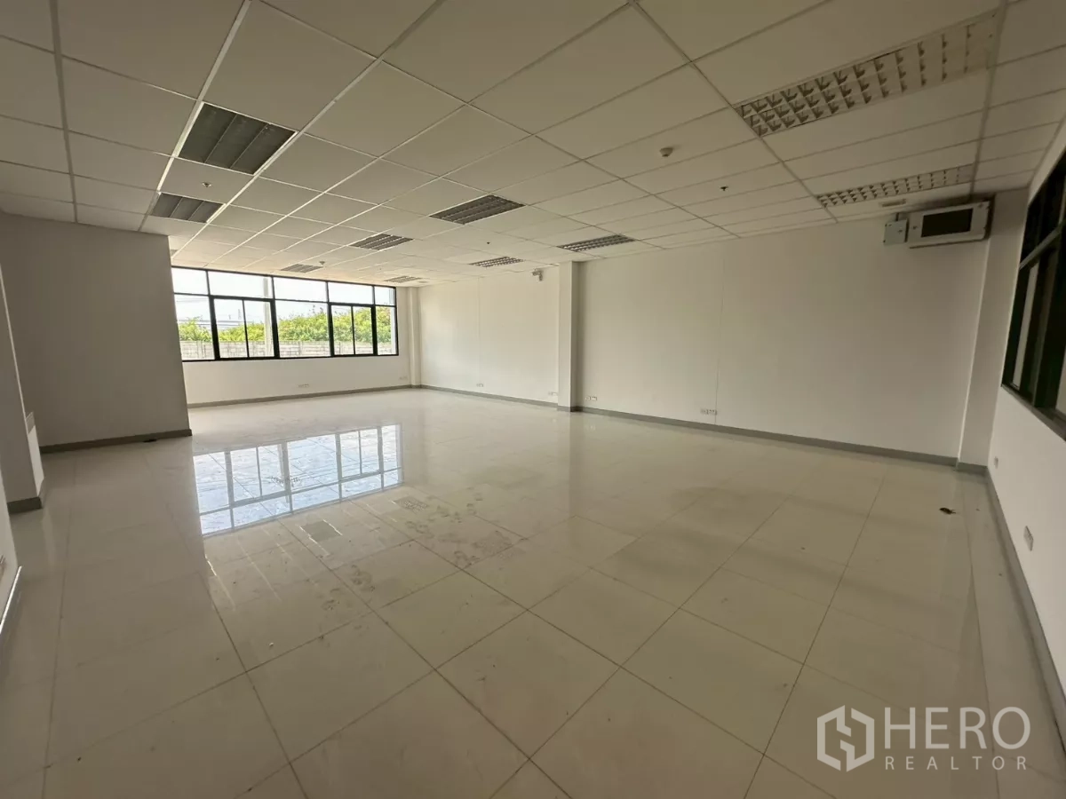 Warehouse for rent in Bang Phli, Samut Prakan - Office corridor with floor-to-ceiling windows and abundant natural light.