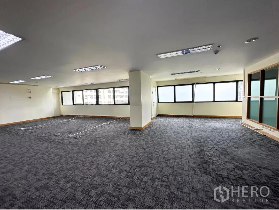 Office Space for rent in Bang Rak, Bangkok - Corner office zone with wraparound windows bringing natural light.