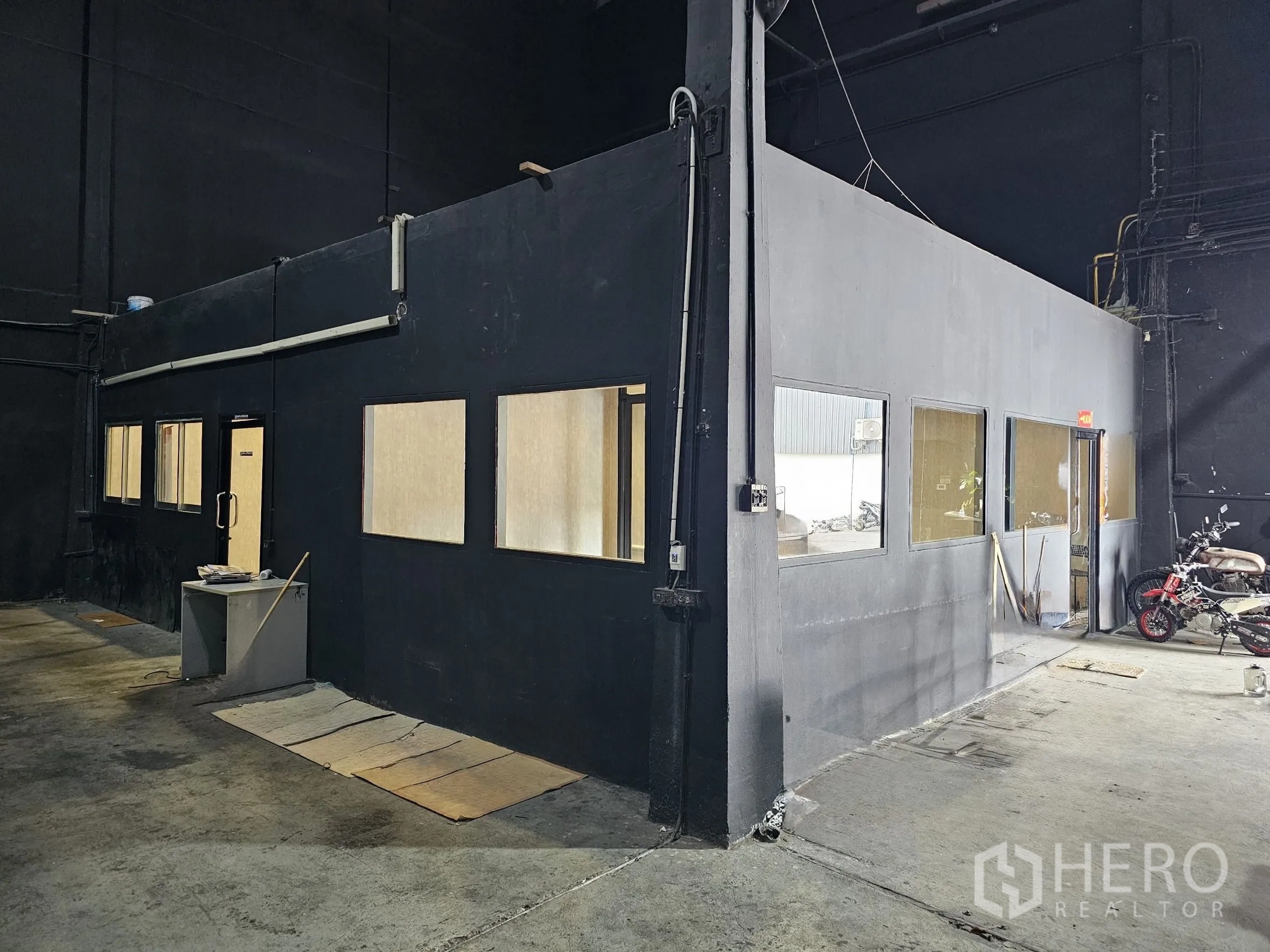 仓库 for rent in Khlong Toei, Bangkok - 仓内带窗办公室，设有多扇门窗。