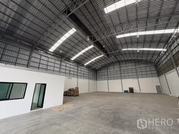 货栈 出租在Bang Phli, Samut Prakan - 仓库内的白色办公室模块与窗户，位于高挑屋顶下。