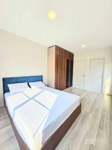 Detached House for rent or sale in Prawet, Bangkok - Second bedroom with double bed, sunshine and built-in wooden wardrobe.