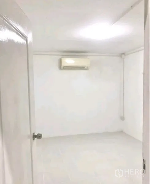 Warehouse for rent in Khlong Sam Wa, Bangkok - Clean white office room inside the warehouse with split-type air conditioner and tiled floor.