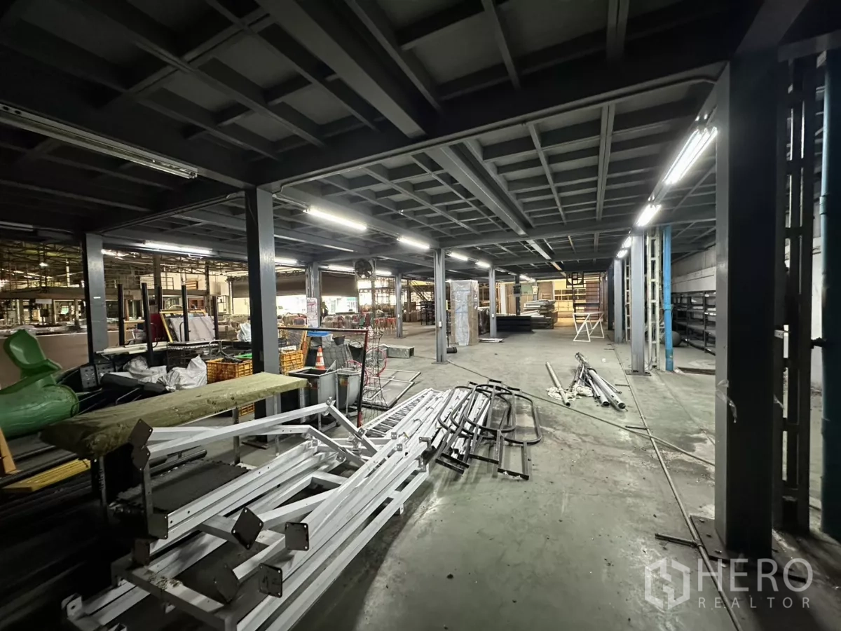 货栈 出租在Yan Nawa, Bangkok - 夹层下工作区，钢柱照明与材料堆放