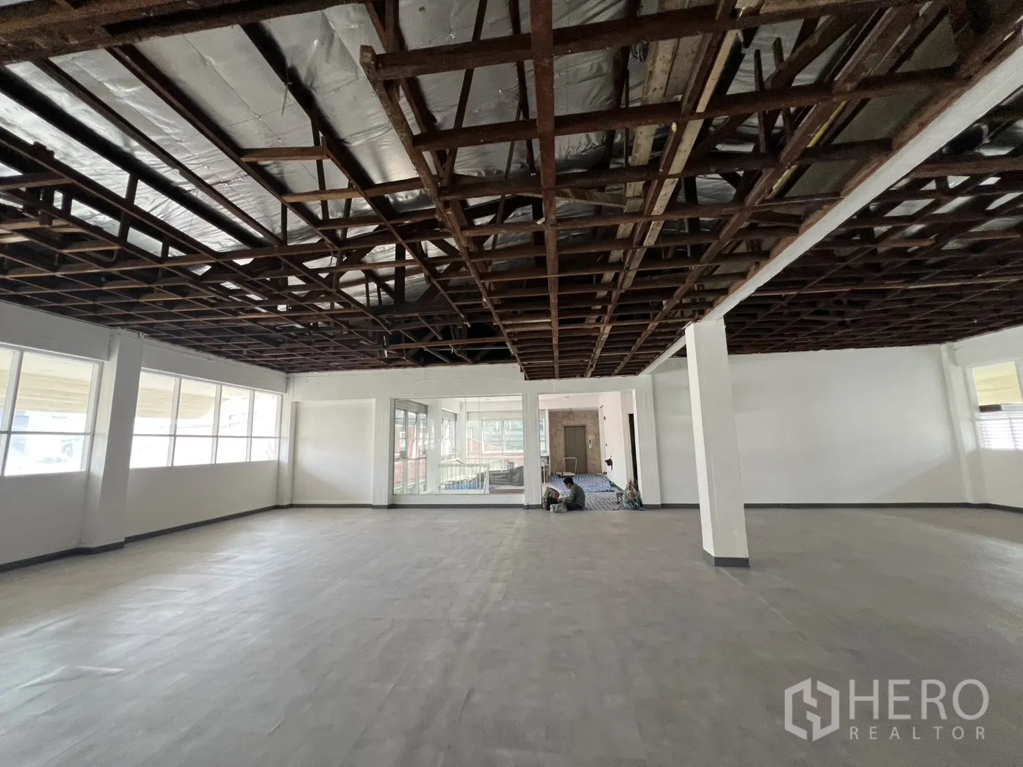 Office Space for rent in Watthana, Bangkok - Large open-plan office with wide windows, exposed ceiling grid and white columns on Sukhumvit.