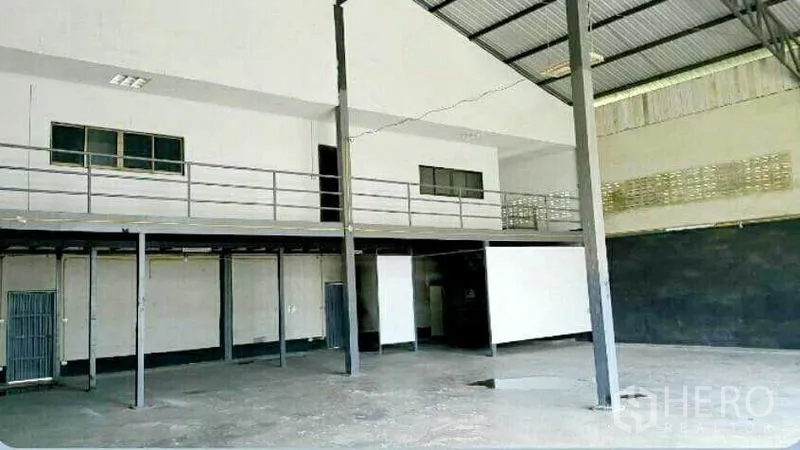 货栈 出租在Sai Mai, Bangkok - 开阔工作区，带夹层、混凝土地面和大跨屋架。