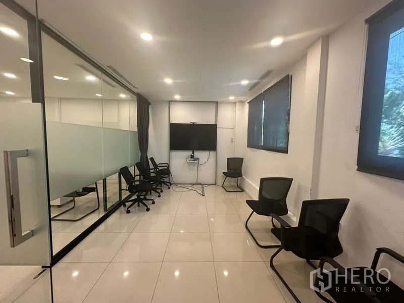 สำนักงานที่บ้าน ให้เช่าในBang Na, Bangkok - ห้องประชุมพร้อมผนังกระจกและทีวีติดผนังสำหรับพรีเซนต์