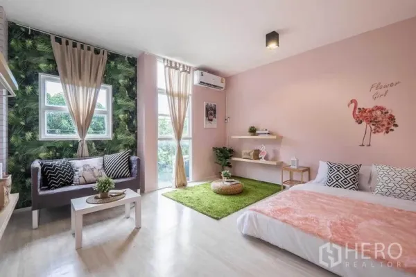 独立式住宅 出租在Khlong Toei, Bangkok - 通风的粉色系卧室，大窗、沙发角与地毯。
